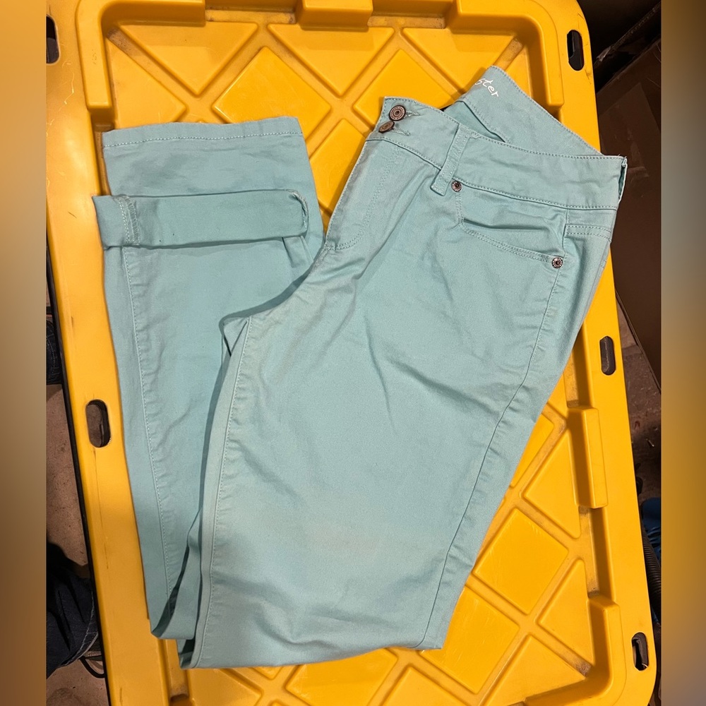 Light turquoise paint